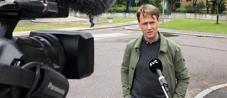 en man intervjuas utomhus, i förgrunden SVT:s filmkamera och mikrofon på pinne för att hålla avstånd