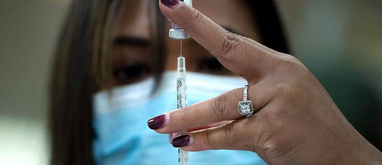 En sjuksköterska förbereder en vaccin-spruta