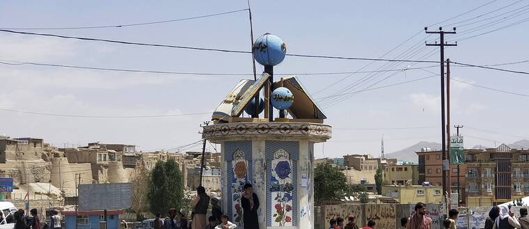 På ett torg i staden Ghazni har talibanerna hissat en flagga.