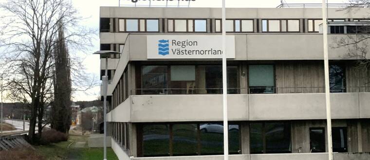 Bild på byggnad med två skyltar där det står ”Regionens hus” respektive ”Region Västernorrland”. I Västernorrland finns sjukhus på tre orter: Sollefteå, Sundsvall och Örnsköldsvik.