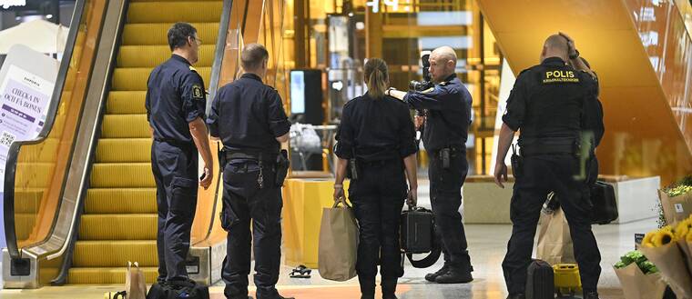 Poliser på plats på Emporia efter skjutning. Hyllie Malmö Skottlossning Köpcentra