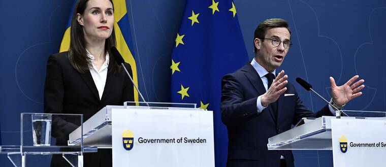 Finlands statsminister Sanna Marin och statsminister Ulf Kristersson under en gemensam presskonferens i Stockholm. Det är det första besöket från en regeringschef som statsminister Ulf Kristersson tar emot sedan regeringsbildningen.