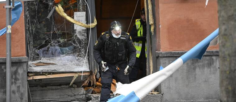 Polisens tekniker arbetar vid den restaurang på Södermalm i Stockholm som utsatts för en sprängladdning.