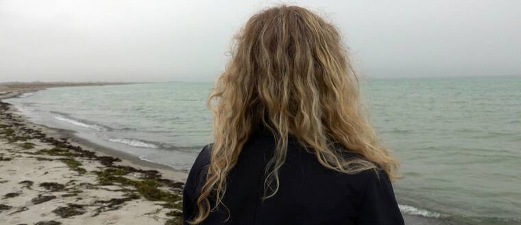 Maria, 55, som var nära att dö efter att hennes ex-man bröt sig in i hennes bostad i Skanör står vid havet. SVT Nyheter Skåne granskar våld i nära relationer.