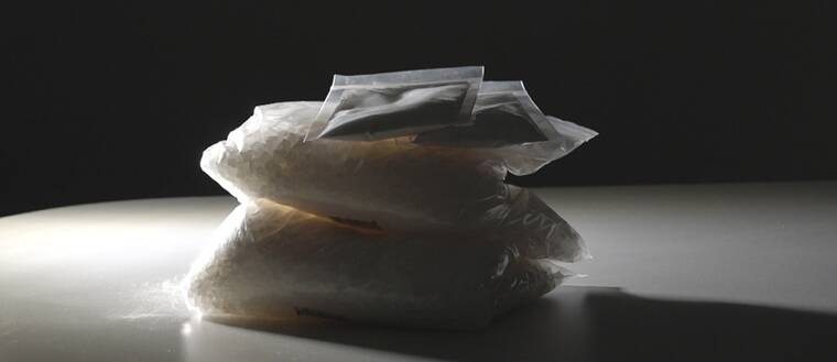 Hur beroende blir man av kristall? Det är väldigt lätt att fastna, enligt personal SVT pratat med. På bilden påsar med drogen.