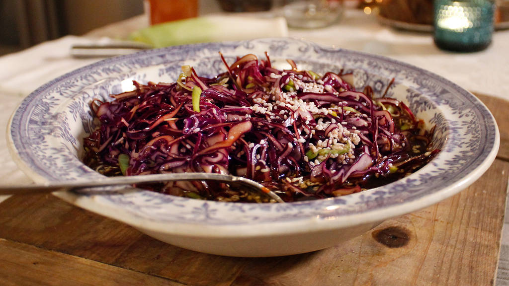 Susannes gröna jul Rödkålssallad med sesamtopp SVT Play