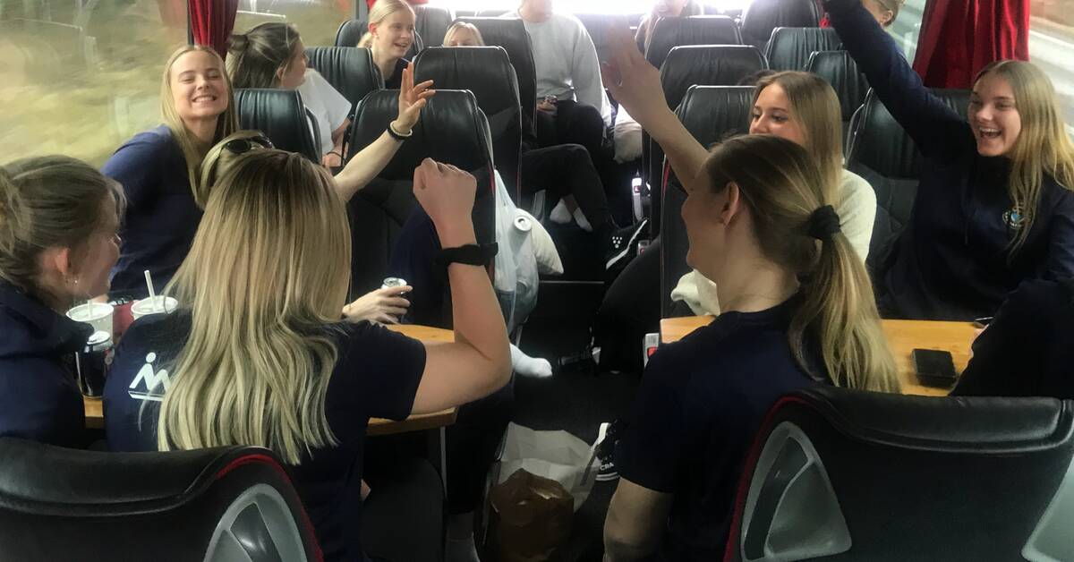 Här firar Kalmarsunds damer på bussen – efter perfekta säsongen