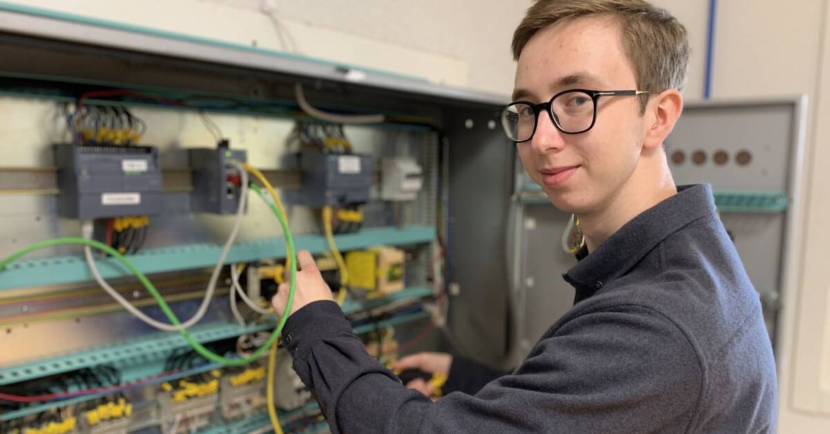 Gymnasieeleven Tim har fast jobb som elektriker – tar tjänstledigt för att gå i SVT Nyheter