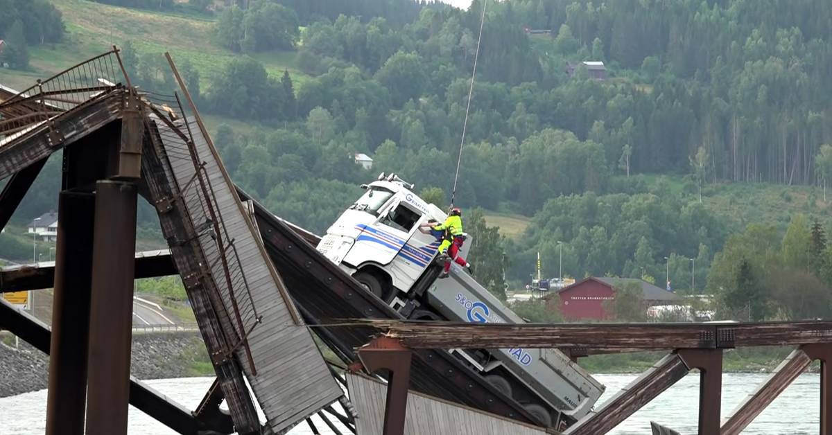 Bro kollapset i Norge – personbil i vann