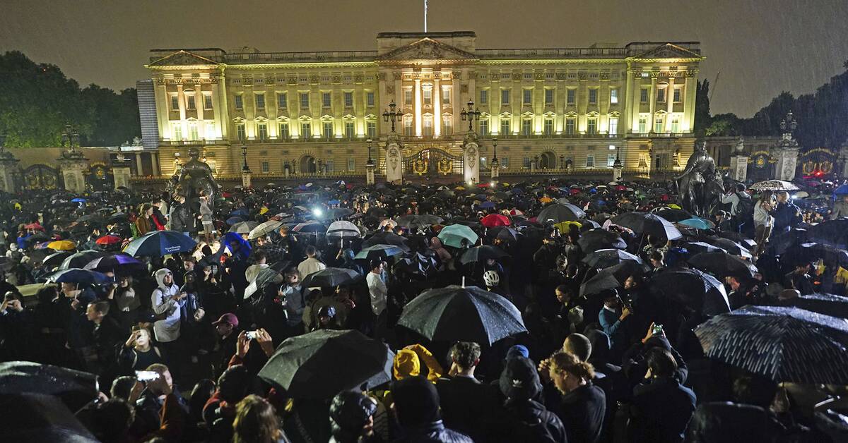 Beaucoup se rassemblent devant le palais de Buckingham pour honorer feu la reine Elizabeth II