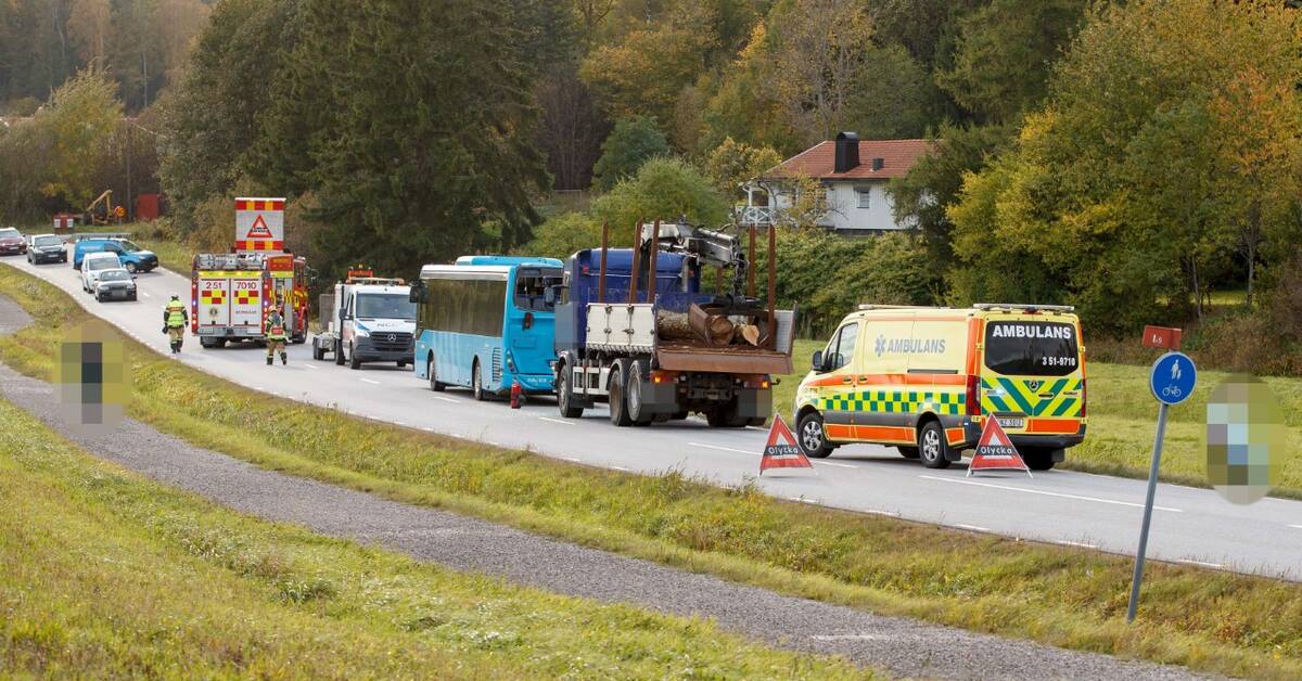 𝗞𝘂𝗻𝗴ä𝗹𝘃: Lastbil och skolbuss i trafikolycka utanför Kungälv | www.svt.se