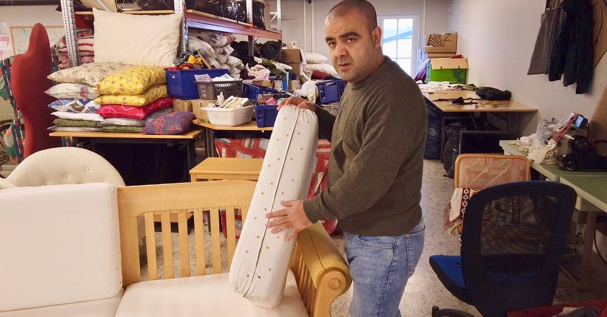 The tailor Zakaria from Syria renovates furniture in Katrineholm