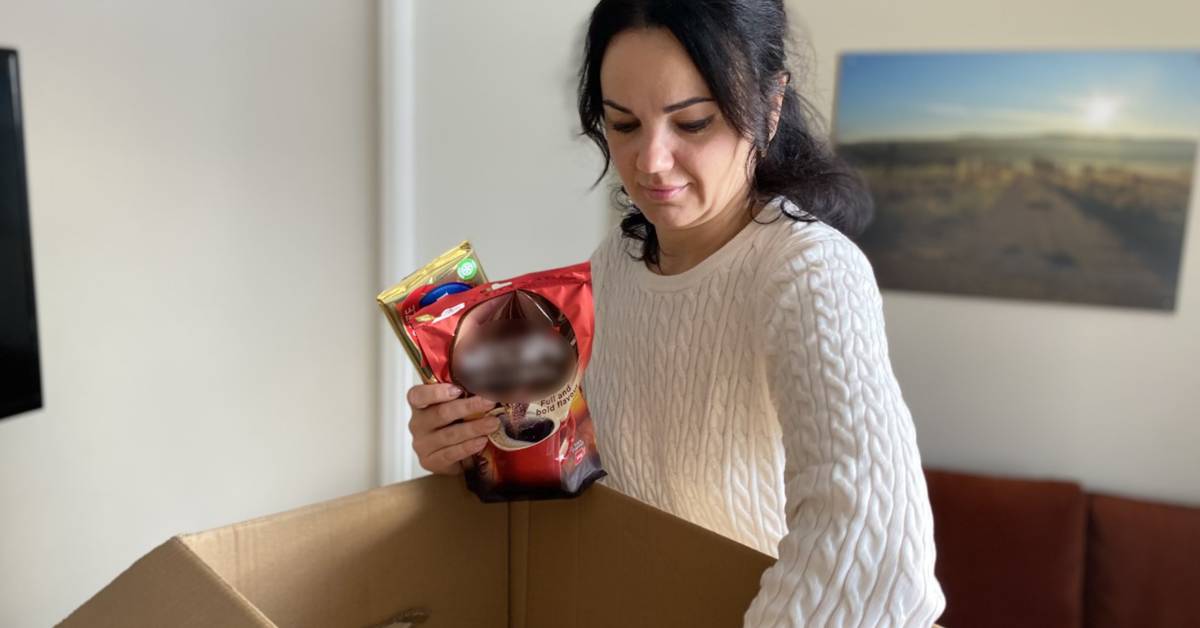 Ukrainare i Falkenberg får hjälp att skicka julklappar till nära och