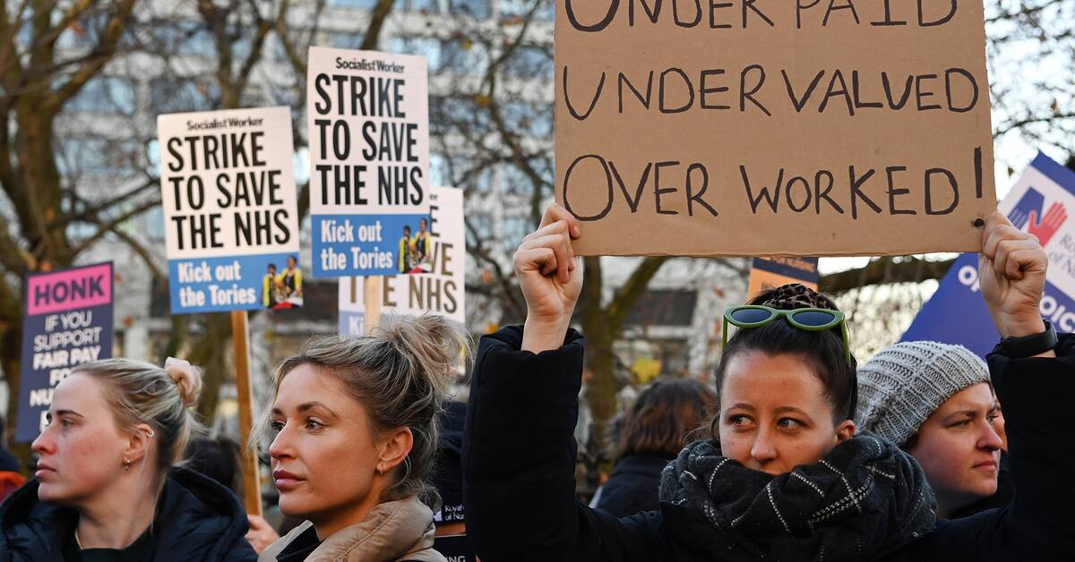 100,000 nurses strike in England