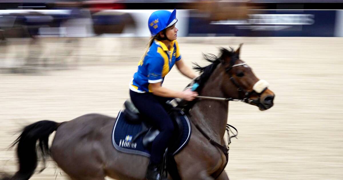 Here the Torslanda team competes in a relay from horseback