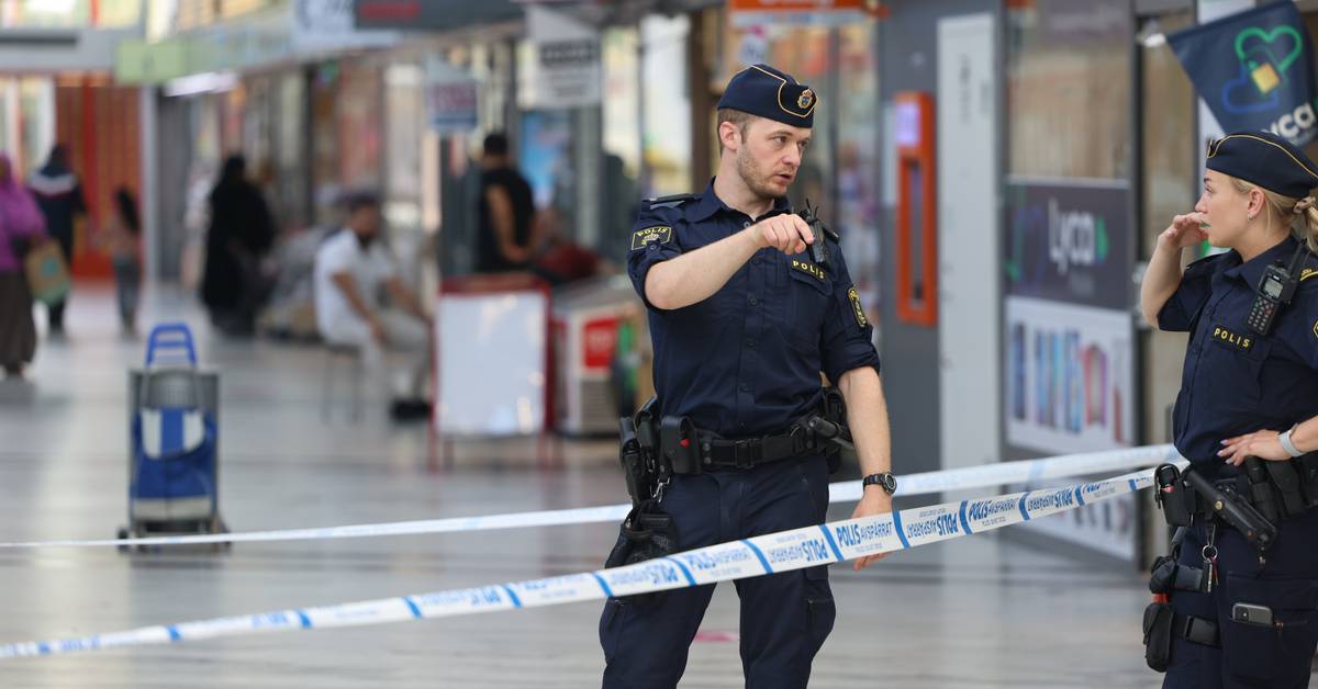 Polisjakt efter rånare i Tensta | SVT Nyheter
