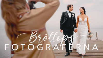 Fotografen Maria Broström reser till Båstad för ett sagobröllop som fått ställas in tre gånger. Vi följer några av Sveriges bröllopsfotografer på uppdrag bland förälskade brudpar, konfettiregn och känslofyllda ögonblick. - Bröllopsfotograferna