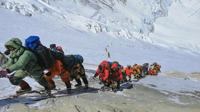 Det här är berättelsen om tragedin på Mount Everest som skedde 2019, då 11 personer dog i sina försök att bestiga världens högsta berg. - 1. Den långa kön