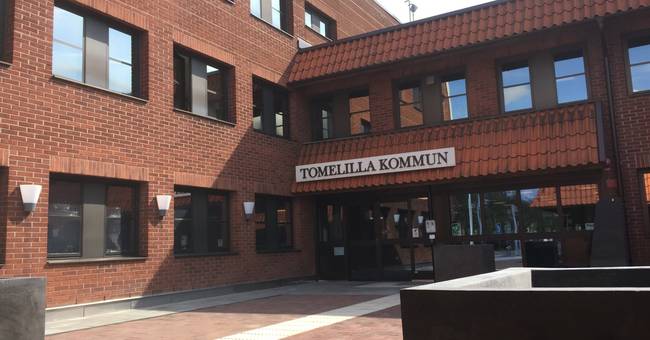 
   Top politician resigns - lived with a convicted pedophile
  