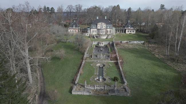 Kriget om kråkslottet – ockupanten Leif vägrar ge nya ägaren tillträde