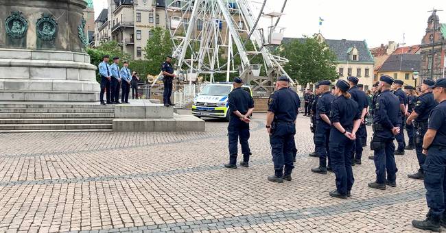 Tyst minut i Malmö för polis som sköts till döds i ...