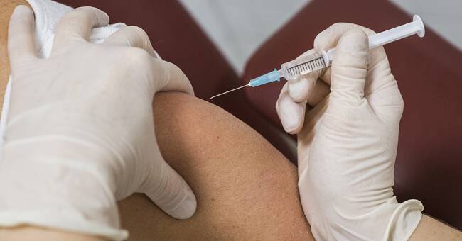 Sexton- och sjuttonåringarna i länet får vaccin i augusti