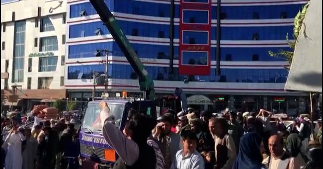 La violenza si intensifica in Afghanistan: i cadaveri giacciono nelle piazze