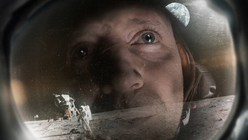 Neil Armstrong (Rufus Wright) som Apollo 11:s befälhavare, den första människan att gå på månen. På nära håll kan man se Buzz Aldrin och Lunar Module. - Apollo 11: Resan till månen