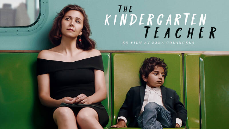 Lisa (Maggie Gyllenhaal) och Jimmy (Parker Sevak). - The Kindergarten Teacher