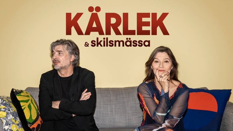 Lena och Johan träffas på en fest och blir blixtförälskade. Nu har de levt ihop i tjugofem år, har tre mer eller mindre vuxna döttrar och är mitt uppe i en separation. - Kärlek & skilsmässa