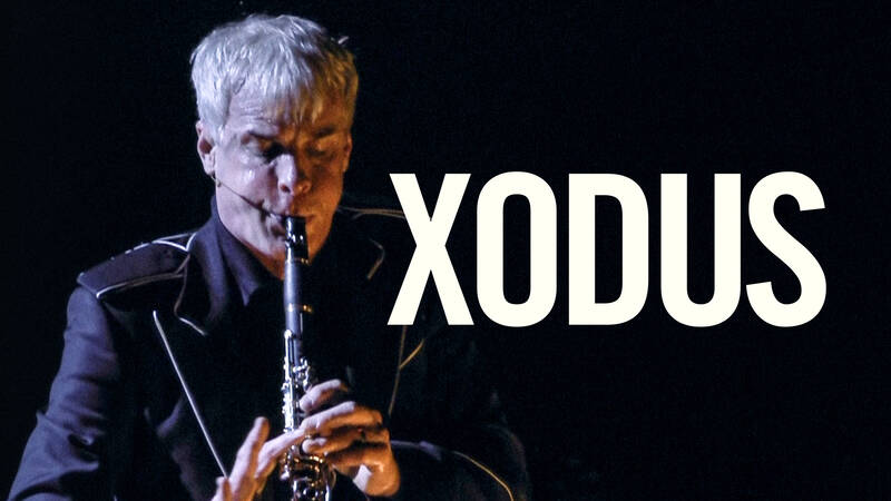 En föreställning av och med klarinettisten Martin Fröst och konstnären Jesper Waldersten. - Xodus