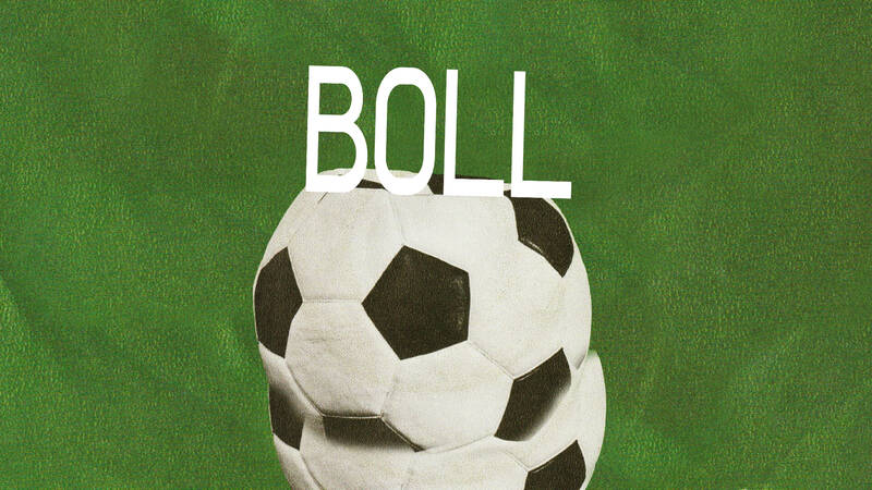 Här står fotbollens biroller i fokus. Vad händer när man vänder kameran bortom planen? Vi fastnar i ritualer bland domare och linjemän, vi studerar publiken på nära håll och fotografernas jakt efter den perfekt bilden. - Boll