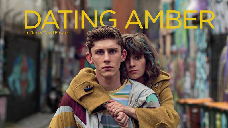 En romantisk dramakomedi om tonåringarna Eddie (Fionn O'Shea) och Amber (Lola Petticrew) som växer upp i en irländsk småstad under 1990-talet. - Dating Amber