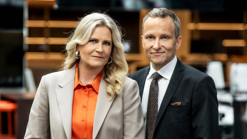 Programledare: Camilla Kvartoft och Anders Holmberg. - Val 2022: Utfrågningen