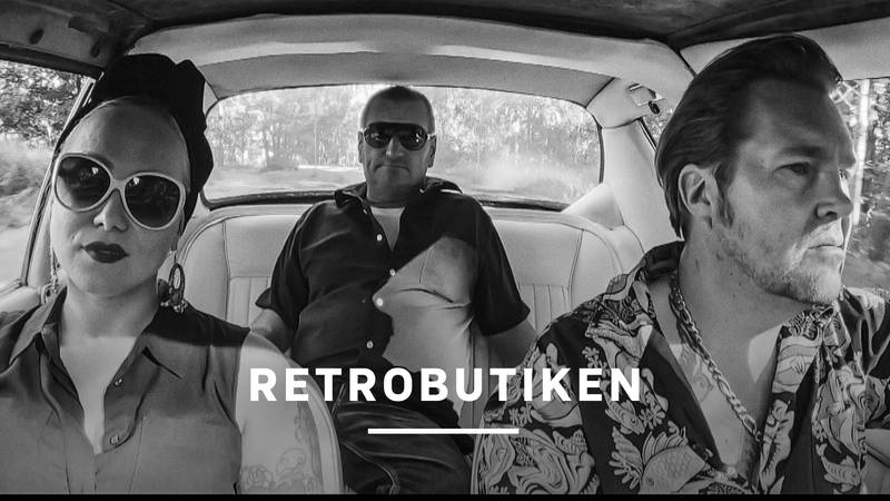 I en gammal bensinmack i Tusby några mil norr om Helsingfors driver Mike och Tomppa en retrobutik, full av pop-antikviteter, som de själva kallar dem. I butiken hittar man också allt som oftast medarbetaren Ulrika. - Retrobutiken