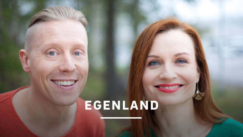Programledarna Nicke Aldén och Hannamari Hoikkala. - Egenland