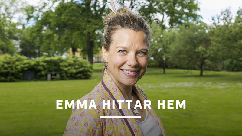 Emma Hamberg ler mot dig. I bakgrunden en grön gräsmatta. - Emma hittar hem