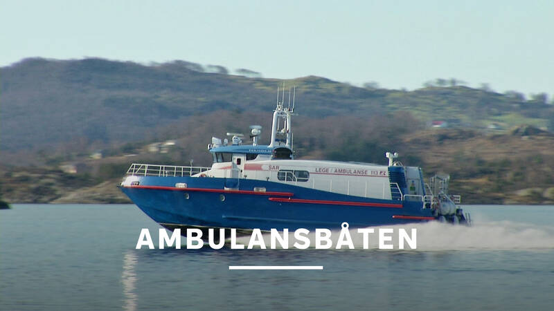 Totalt 26 snabbgående ambulansbåtar finns utspridda utmed Norges långsträckta kust, redo för utryckning året runt, dygnet runt och oavsett väderlek. Båtarna kan utgöra skillnaden mellan liv och död för människor i ö-samhällen utefter kusten. - Ambulansbåten