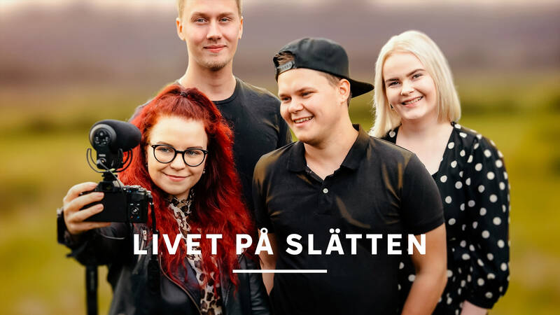 Livet på slätten 2021 Bildtext: Pauli, Emma, Kristiina och Lauri vill inte lämna livet på landsbygden hemma i Österbotten. I åtta avsnitt följer vi deras vardag, strävanden och drömmar. Foto: Tommi Penttinen/YLE