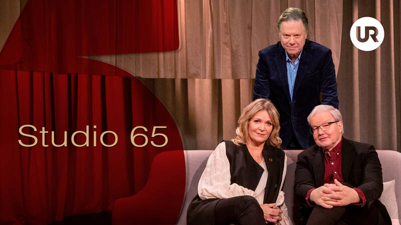 Programmet som tar äldres frågor på allvar Studio är UR:s nya satsning på publiken som fyllt pension. I 20 halvtimmes program avhandlas stora angelägna ämnen för alla över 65 - allt mellan disco och döden. I programmet möter vi både kända och okända 65-plussare som pratar om sina erfarenheter, och tankar om livet som äldre. Gripande livshistorien, blandas med, råd, forskning och inspiration för ett bra liv efter 65. Programledare är Kattis Ahlström och Anders Palmgren, med en av Sveriges och världens med framstående äldreforskare ¿ Ingmar Skoog som expert och bisittare. I samtal som spänner mellan skratt och djupaste allvar blandas gästerna egna upplevelser med fakta om livet som äldre. Bland gästerna möte vi Leif GW Persson, Krister Henriksson, Lasse Åberg, Amelia Adamo, samt några av Sveriges ledande experter på äldrefrågor. - Studio 65