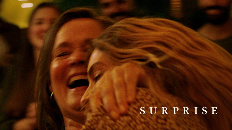 Ingrid (Pernilla August) och Linn (Aliette Opheim). - Surprise