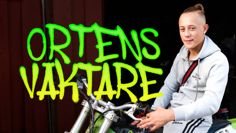 Filmaren Ryszard Solarz har under fem års tid följt pojken Neos uppväxt i det utsatta området Gottsunda i Uppsala. - Ortens väktare