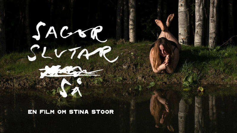 Stina Stoor, författare. Fotograferad vid hennes lilla damm i Balåliden. - Sagor slutar så – en film om Stina Stoor