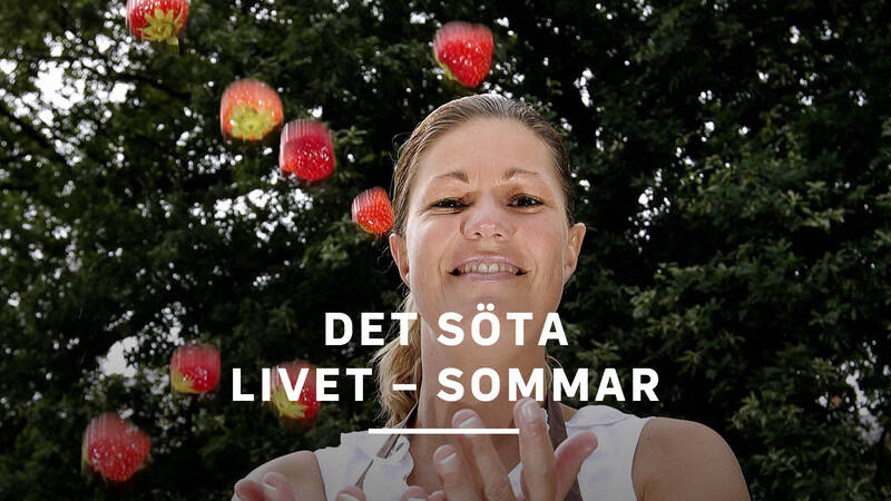 Mette kastar upp jordjubbar i luften och ler. - Det söta livet – sommar