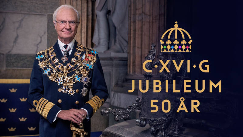 I år firar H.M. Konungen 50 år på tronen. Med anledning av jubileet offentliggörs i dag ett nytt porträtt av Kungen. Fotografiet är taget av fotograf Thron Ullberg i Rikssalen på Kungl. Slottet i Stockholm. Det var i denna sal som Kungens trontillträdesceremoni ägde rum i september 1973 under vilken Kungen bland annat kungjorde sitt valspråk För Sverige – i tiden.   I fotografiet är Kungen placerad bredvid den praktfulla silvertronen. Tronstolen var en gåva från riksrådet Magnus Gabriel De la Gardie till drottning Kristina i samband med hennes kröning i Storkyrkan i Stockholm 1650. I dag är silvertronen en symbol för den svenska monarkin och räknas till rikets värdighetstecken. I porträttet bär Konungen amiralsuniform med samtliga svenska riddarordnars högsta värdigheter. Ytterst hänger Serafimerorden med kedja och därefter Svärdsorden, Nordstjärneorden samt Vasaorden i kedjor. Kring halsen bär Kungen Dannebrogsordens storkommendörstecken, en ordensvärdighet som endast tilldelas den danska monarkens närmaste anförvanter. Under ordenskedjorna skymtar även svenska och norska kungliga minnesmedaljer. - H.M. Konungen - 50 år på tronen