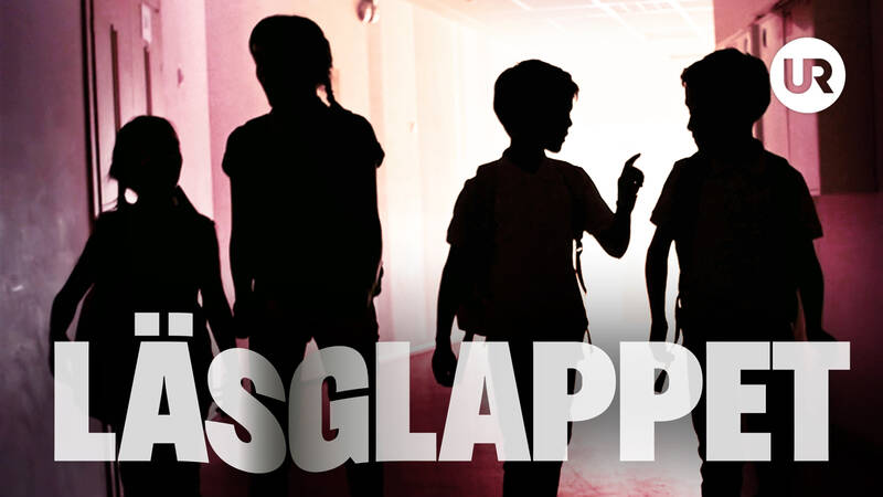Elever går i en skolkorridor, i motljuset - Läsglappet