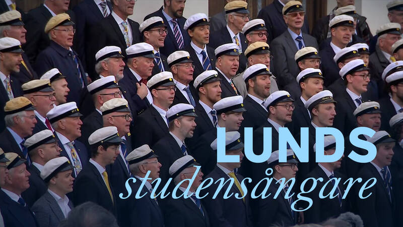 Lunds studentsångare sjunger traditionsenligt in våren från universitetstrappan i Lund.