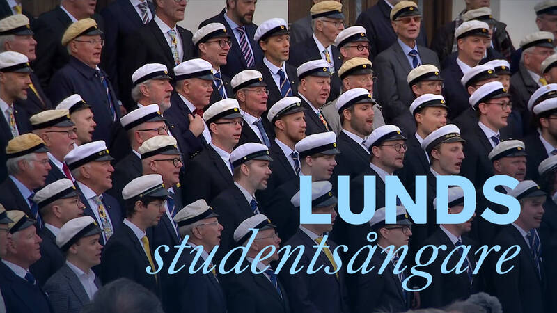 Lunds studentsångare sjunger traditionsenligt in våren från universitetstrappan i Lund.