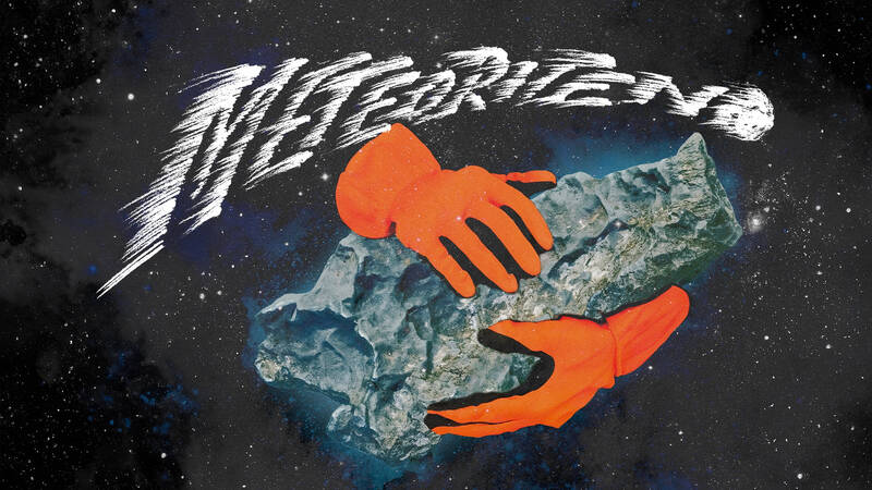 En stor järnmeteorit på 14 kilo landar i Altuna utanför Enköping och hittas av två entusiaster med stenkoll. Men vem äger den, den rymdintresserade markägaren eller entusiasterna som hittat meteoriten? En underfundig film om äganderätt som utvecklas till en filosofisk och smått absurd historia. - Meteoriten