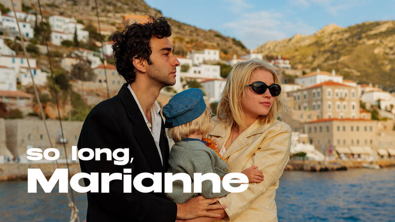 En man och en kvinna står vid vattnet med ett barn i famnen, omgivna av byggnader och berg. Affischbild för So long, Marianne.